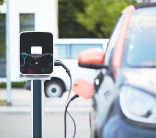Electric vehicle buyers want rebates, not tax credits
