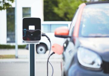 Electric vehicle buyers want rebates, not tax credits