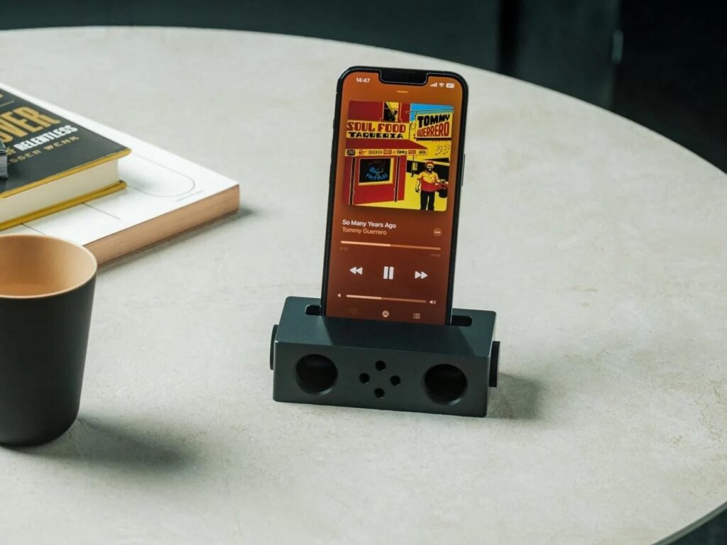 Battery-Free Amplifying iSpeakers