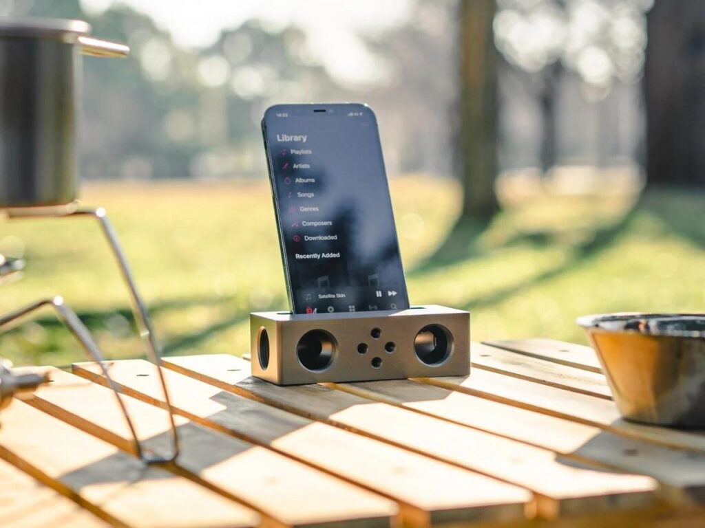 Battery-Free Amplifying iSpeakers