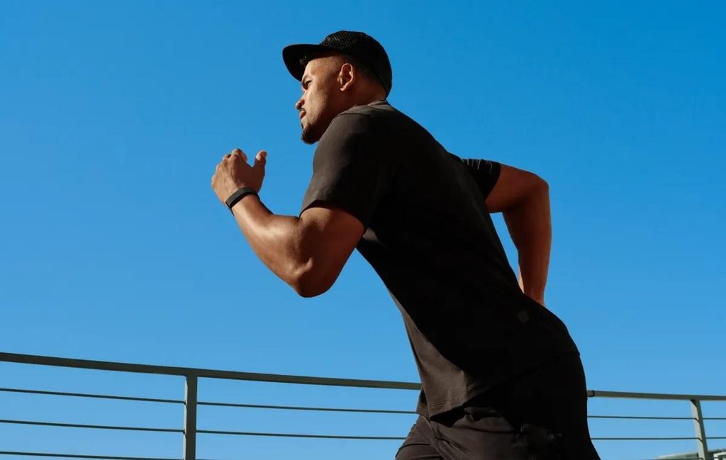 Fitbit Air Challenges Whoop With a Subscription-Free Model